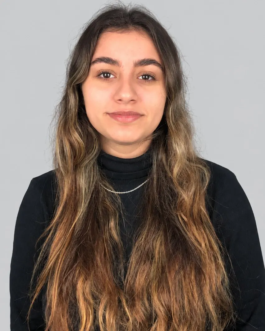 Cabelo longo ondulado com iluminação caramelada, resultado de consultoria e corte visagista